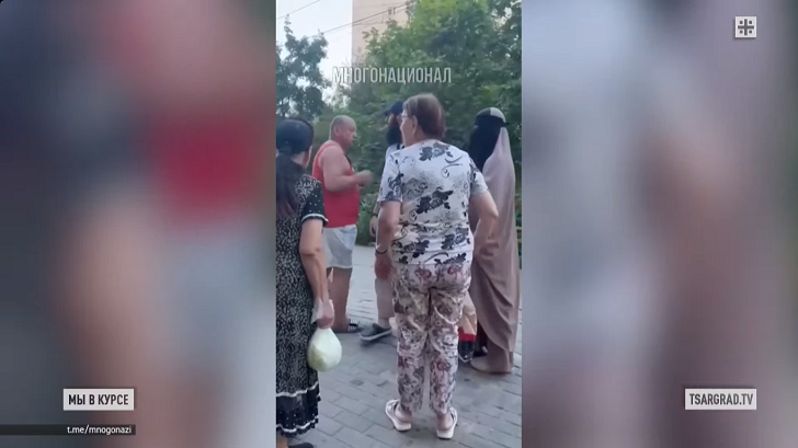    Бытовые конфликты, связанные с ношением одежды, почти полностью закрывающей женщину, нередки в России. Фото: Царьград