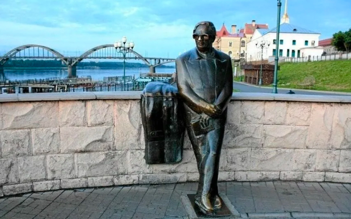 Памятник поэту Льву Ошанину