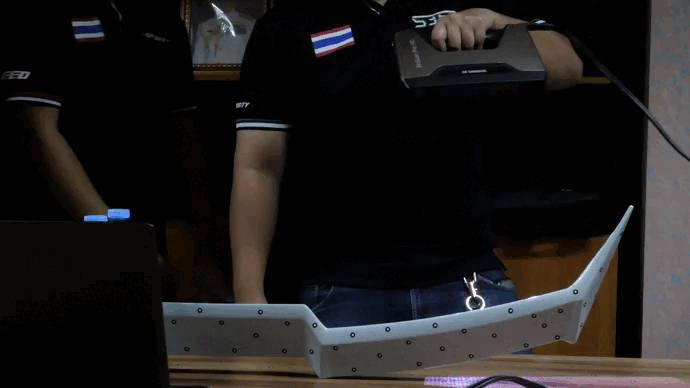 Сканирование бампера автомобиля с помощью 3D-сканера EinScan Pro HD