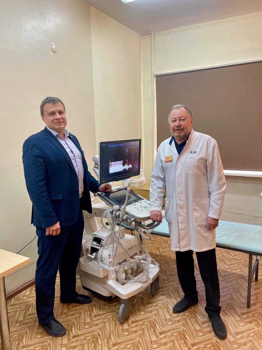 Главный врач больницы Евгений Фомин и заведующий Заведующий отделением ультразвуковой диагностики Константин Цеханович