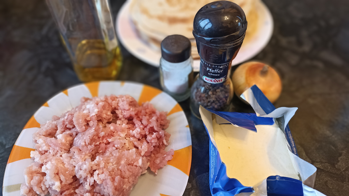 Ингредиенты для приготовления мясной начинки для блинов