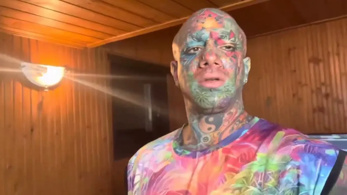 Какой ужасный внешний вид. Его внешность хуже чем у Моргенштерна