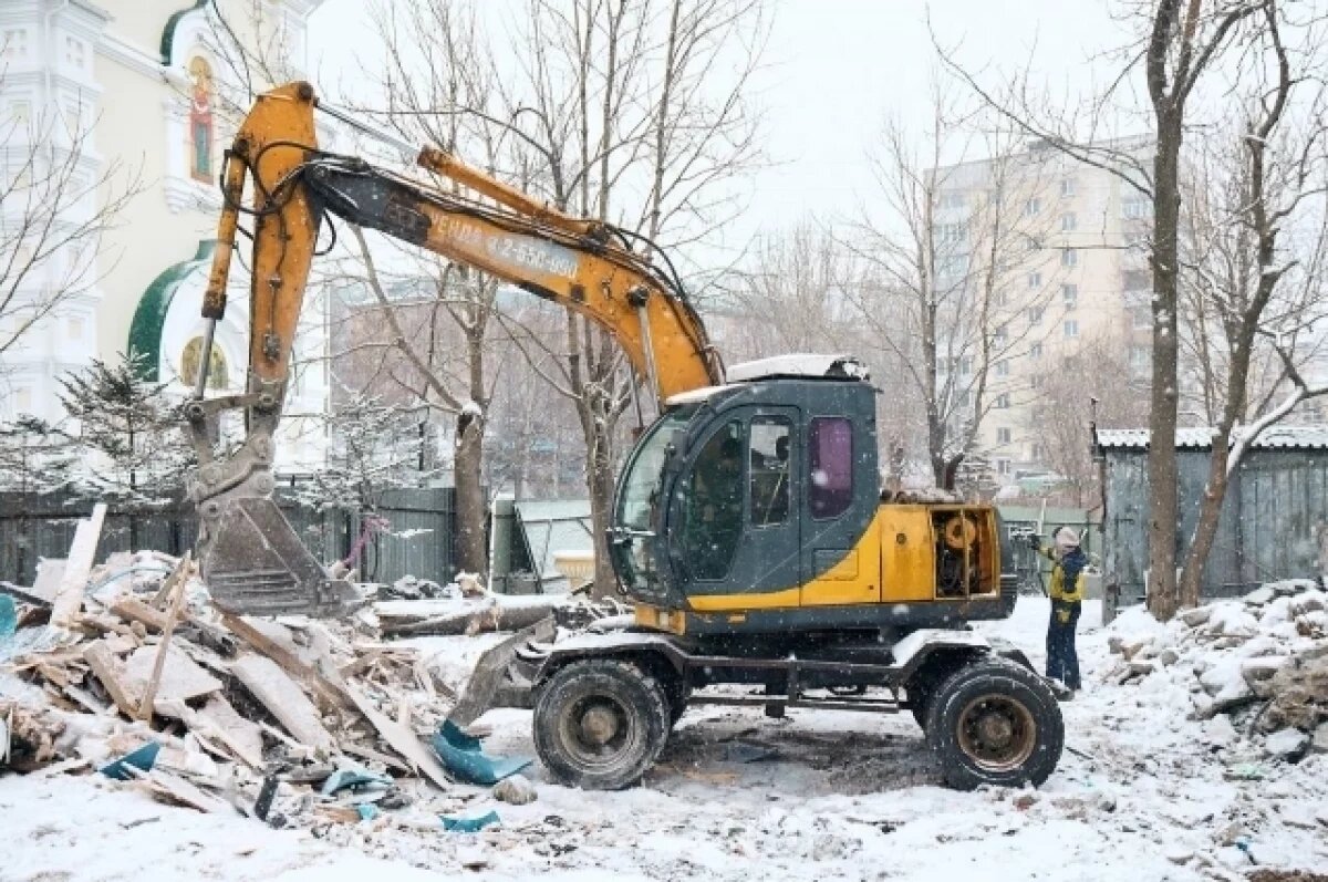    В Покровском парке Владивостока сносят старые строения