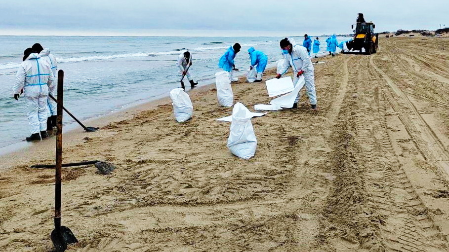    В Югре собирают гумпомощь для волонтёров, которые очищают пляжи Анапы
