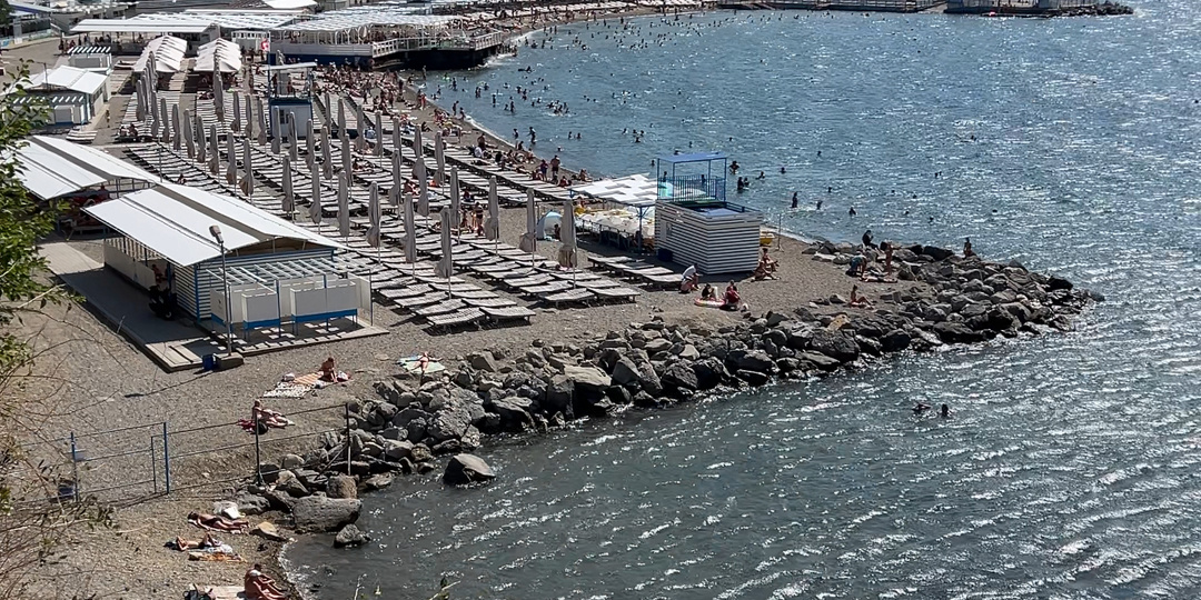 Черноморский кризис 2024 года: разлив мазута у берегов Анапы и про то, как жизнь не останавливается