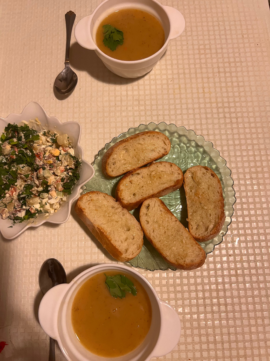 Получился чудесный ужин: суп-пюре на мясном бульоне с чечевицей и почти королевский оливье с говядиной)) соленых огурцов не было - порезала свежий. 