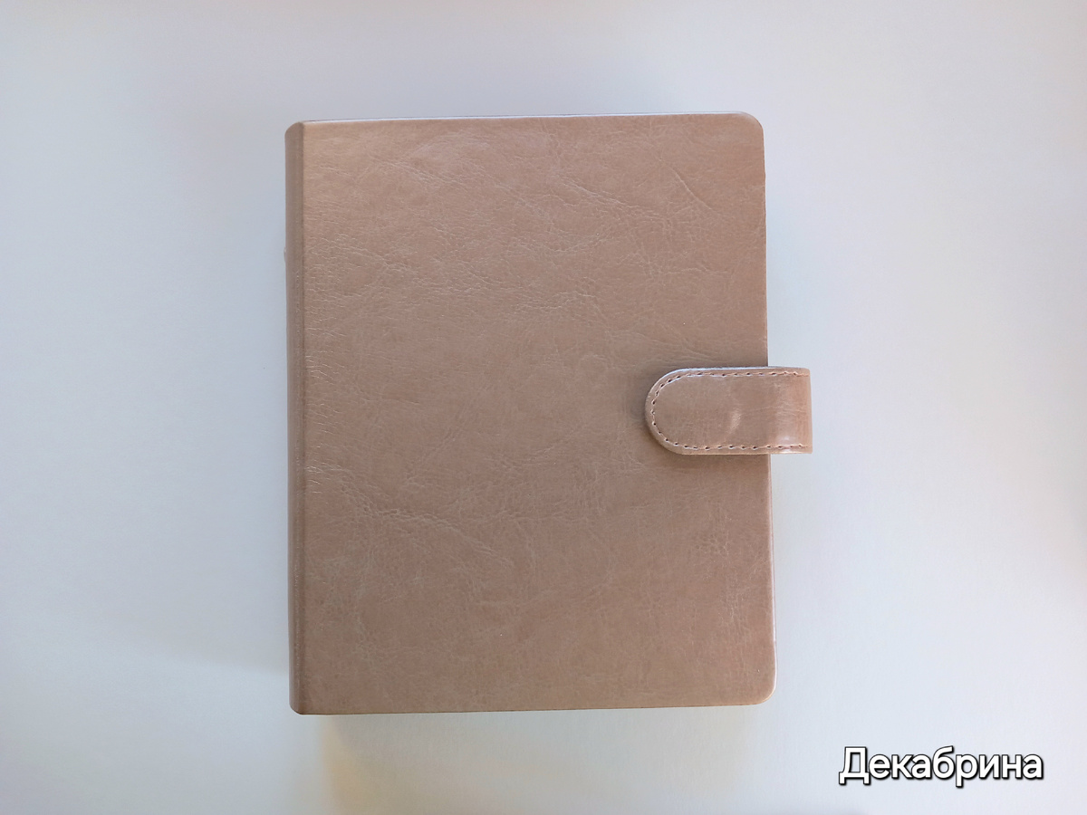 Т.к дни у нас все пасмурные,  то фото не передают настоящие оттенки кожзама. 