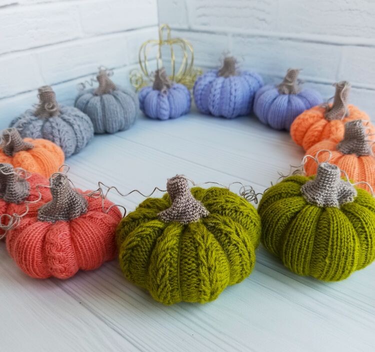 фото сделано автором этого блога, тыквы связаны им же. 