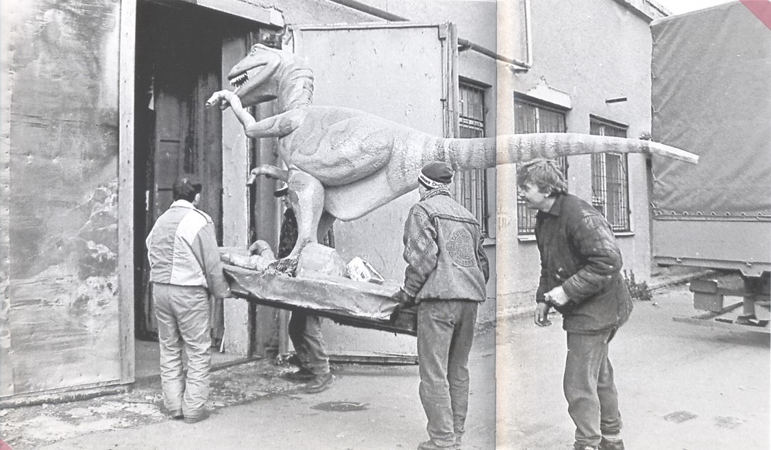 На фото: заселение рептилоида. Фотография из книги Евгения Фатеева "Феномены 1990-х".