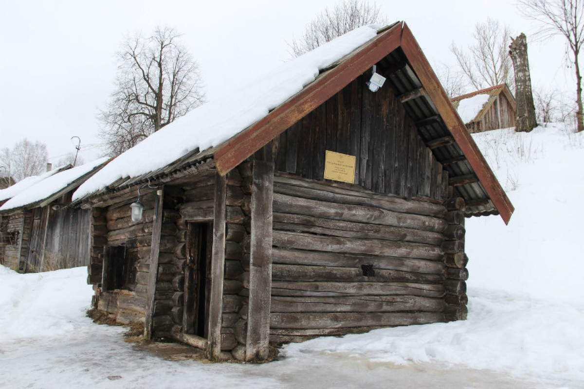 Фото бани по-чёрному — примерно в таких обитает Мунчомурт