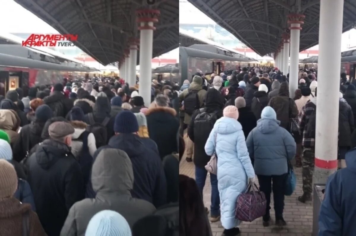    Из-за задержки электричек между Тверью и Москвой собралась огромная толпа