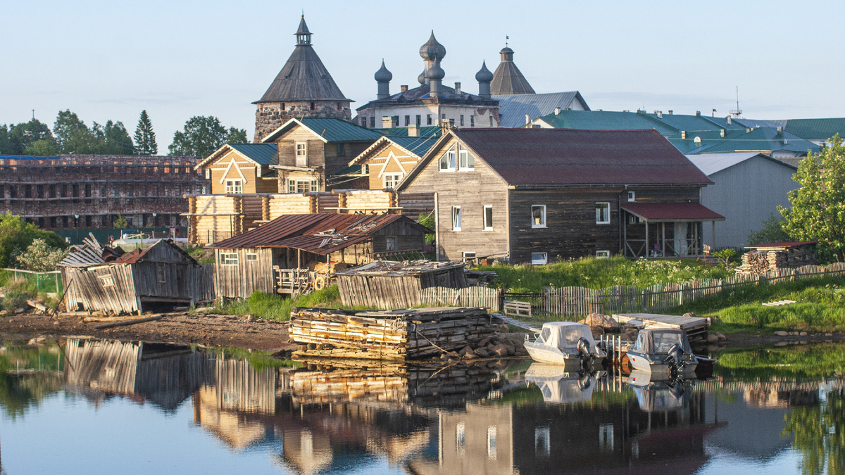 Большой Соловецкий остров, вид со стороны Сельдяного мыса.