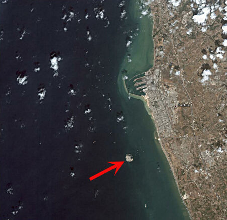    Тартус из космоса. Стрелкой указан остров Арвад / Wikimedia Commons