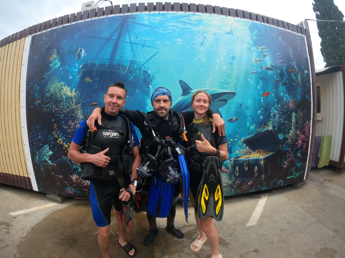 Дайвинг в Черном море, Часть 1🥹
Исполнение нашей мечты✅
Изначально погружаться в Черном море хотел только Алексей, но недолго думая, чтобы не упустить такую крутую возможность я тоже решила понырять.
Погружение с аквалангом было нашей мечтой, и соответственно-  это был наш первый опыт.
Дайвинг-центр мы выбрали уже заранее дома, потому что планировали всю поездку и писали фиш-лист мест для посещения.
По приезду в Адлер, мы сразу же выбрали дату и записались на подводное погружение.
Наступил этот день, мы сели в трансфер  от Адлера до Сириуса, и поехали в дайвинг-центр «Сирена».
По приезду в дайвинг-центр нам начали проводить инструктаж.
Рассказывали какое оборудование на нас будет надето, и рассказали его функции.
 Также нам описали плюсы и минусы масок, и дали на выбор две маски для погружения: полнолицевую или обычную. 
Ну и одни из самых главных моментов из инструктажа:
-нам показали дайв-сигналы для общения с инструктором под водой
- рассказали с какой периодичностью нужно продуваться, чтобы не заложило уши.
Также нас предупредили о том, что скорее всего нам будет казаться, что мы задыхаемся, но это не так, так как воздух из баллона поступает в таком же объеме, как и на суше.
Сидели мы слушали и не верили своим глазам, что вот до мечты рукой подать.
После инструктажа нас разделили по парам, и к каждой паре прикрепили инструктора.
Нам попался очень классный инструктор [id240698558|Серёжа Ижевский] 
Четко все рассказал, объяснил и помог надеть все оборудование. Под водой постоянно контролировал уровень кислорода в баллонах и наше самочувствие, как раз с помощью дайв-сигналов.
Несомненно можем сказать, что в воде с Сергеем мы чувствовали себя в полной безопасности.
Надели мы оборудование и пошли по набережной к берегу моря.
Адреналин зашкаливал, и мы уже заходим в воду…
Ну, а что было дальше вы узнаете немного попозже❤️
История длинная, поэтому для  удобства мы ее разделили🫶🏼
 
Сообщество дайвинг Сочи : https://vk.com/divingsochi23
Следите за новостями✔️