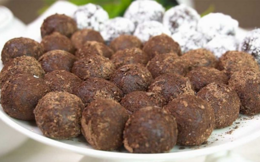 Если надоели магазинные конфеты, можно сделать лакомство своими руками. Никаких специальных продуктов не требуется. Достаточно будет орешков, семян и порошка какао. Получится вкусно и в то же время полезно.

Вам понадобится:

    50 г какао;
    80 г сахара;
    80 мл сливок;
    60 г сливочного масла;
    50 г семян льна;
    50 г тыквенных семян;
    50 г грецких орехов. ♦  https://yxtukyxnya.site/archives/653
