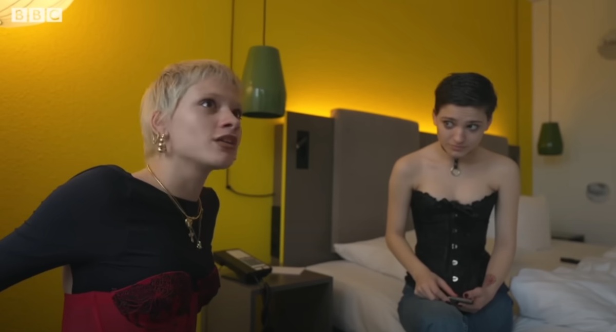 Сестры-близнецы Эми и Ано, которых разлучили при рождении. Скриншот с видео на Youtube-канале BBC News - Русская служба
 