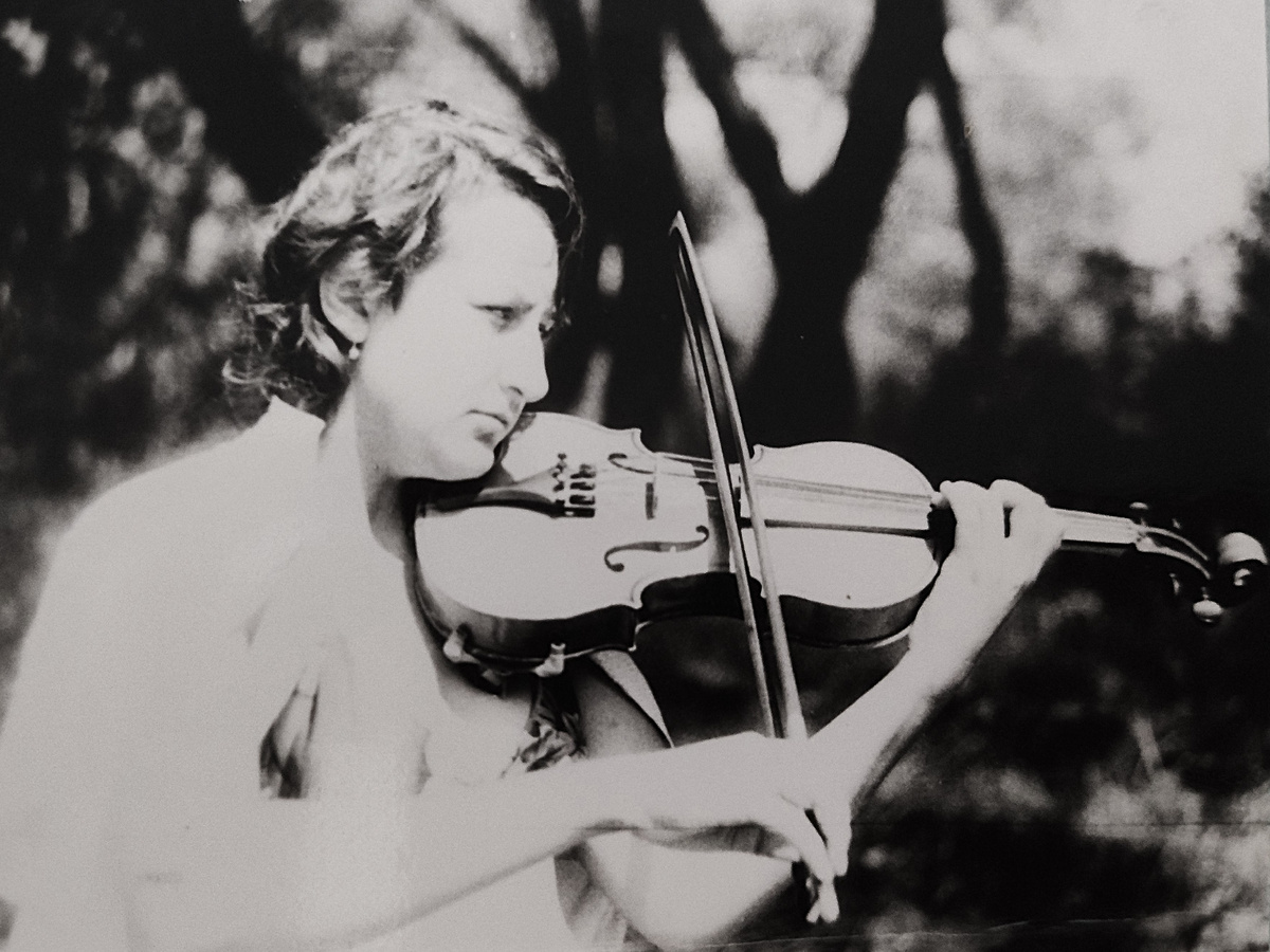 Это я как раз на берегу реки. Музицирую )))