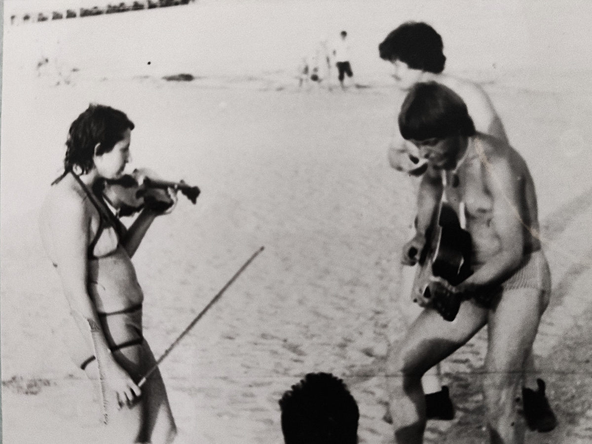 Репетиция днем на берегу