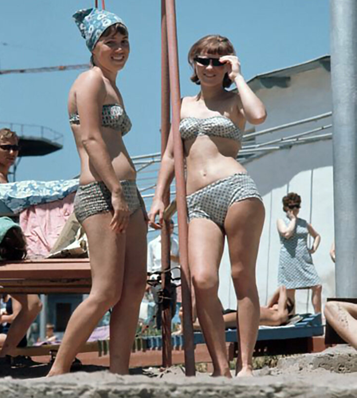 Эта фотография сразу была цветной, Цвета натуральные, пусть и не очень яркие)