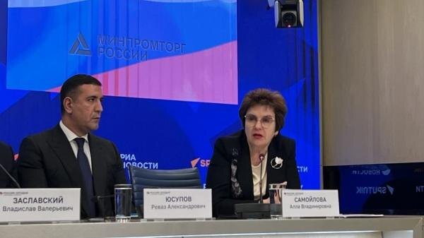 На фо­то: за­мес­ти­тель ге­нераль­но­го ди­рек­то­ра Цен­тра раз­ви­тия пер­спек­тив­ных тех­но­логий (ЦРПТ) Ре­ваз Юсу­пов, ру­ково­дитель Росз­драв­над­зо­ра Ал­ла Са­мой­ло­ва