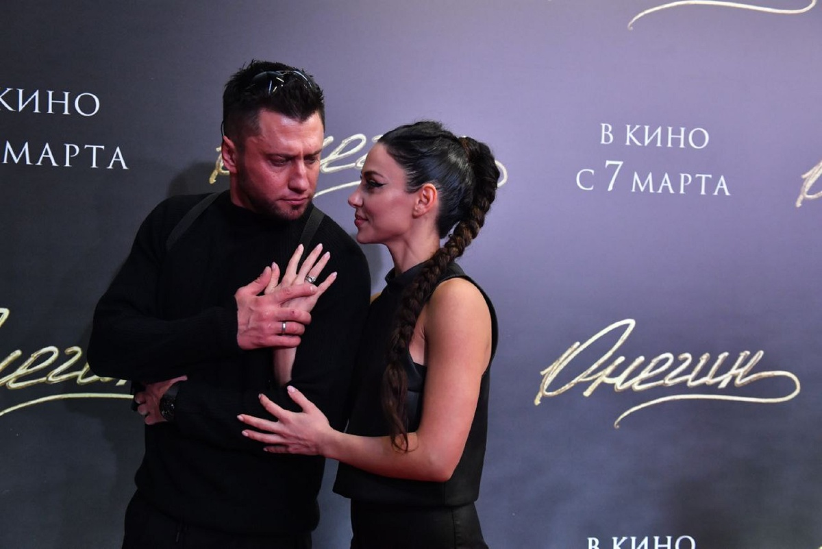 Этой паре пророчили ссоры и расставание из-за рьяного темперамента актера Прилучного, но пока они вместе и со стороны – всё у них прекрасно. 