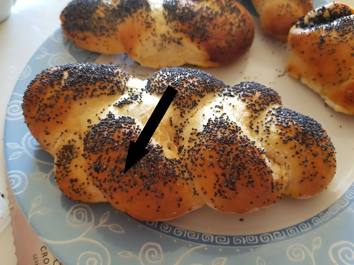    Откуда берется мак в булочках, если его выращивание в России запрещено