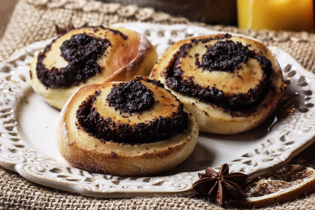    Откуда берется мак в булочках, если его выращивание в России запрещено