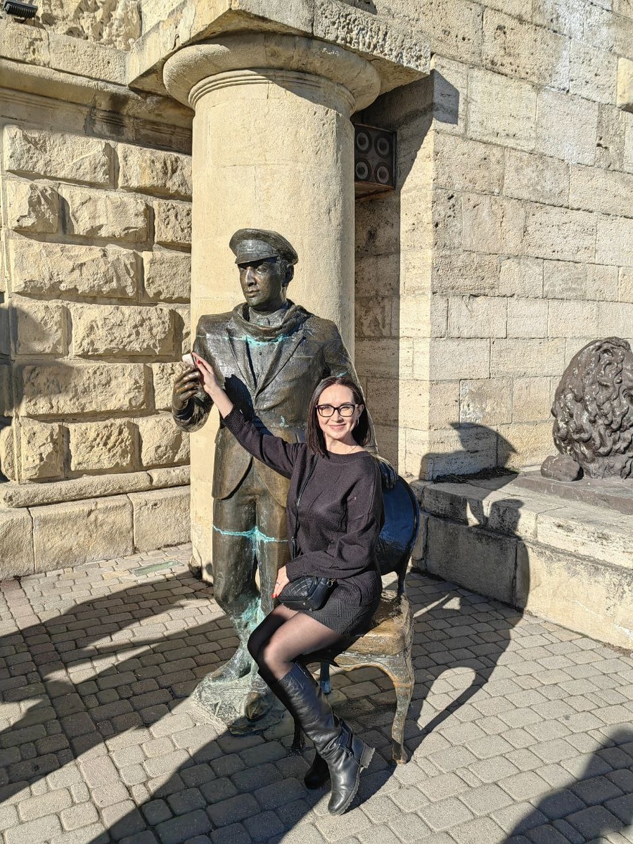 Скульптура Остапа Бендера у входа в озеро Провал