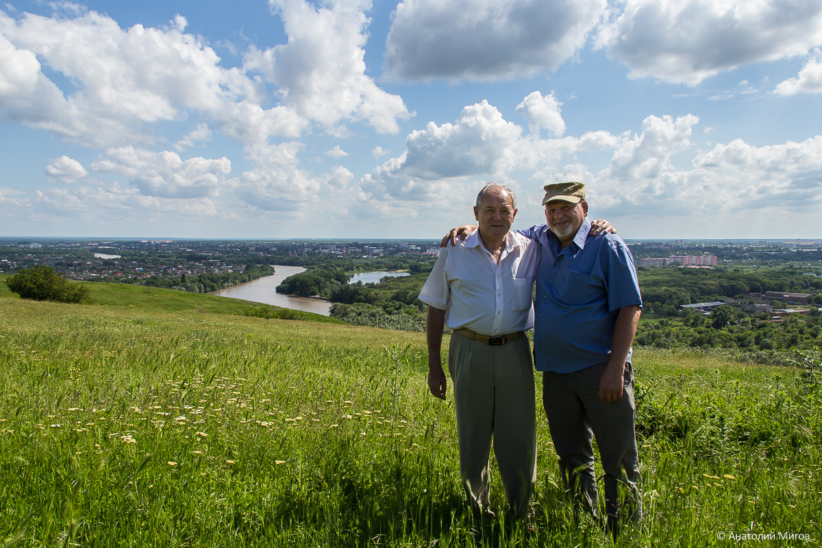 На фото: май 2018 г., вдвоем со старшим братом. За спиной Кубань и город моего детства Армавир.