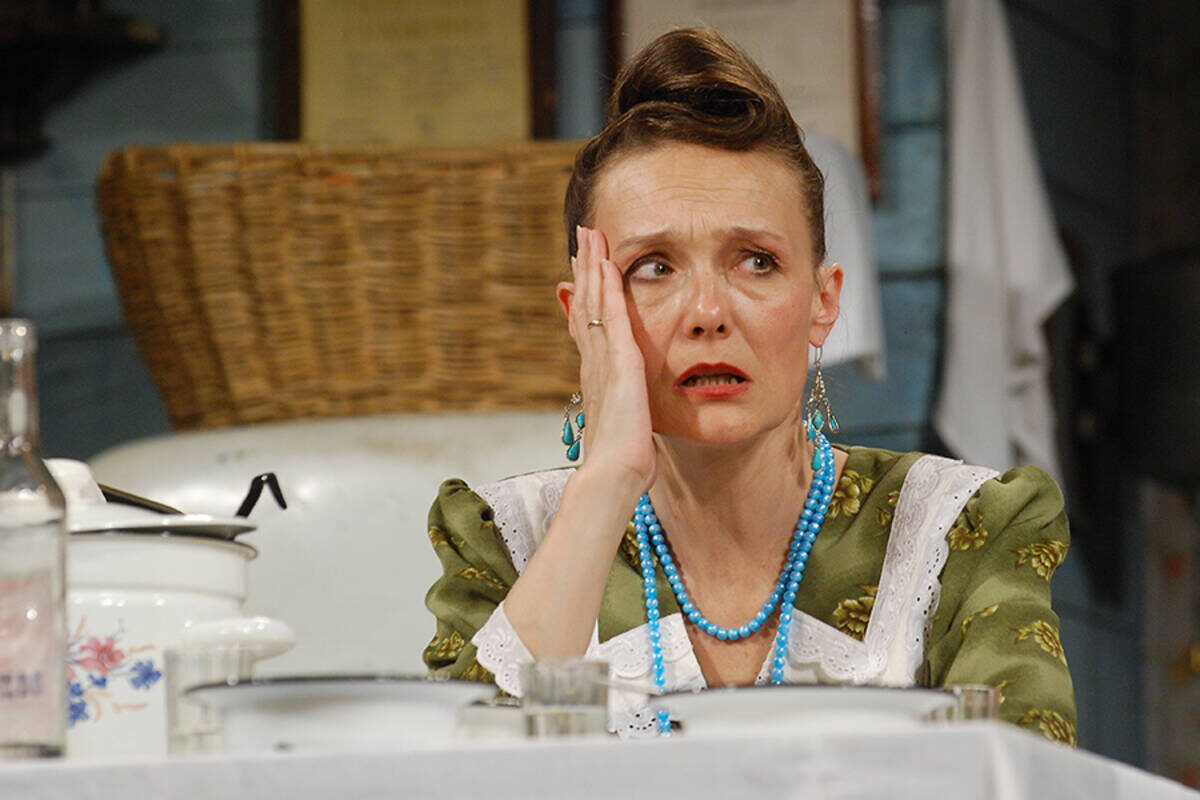    Фото: Спектакль «Семейный портрет с посторонним»