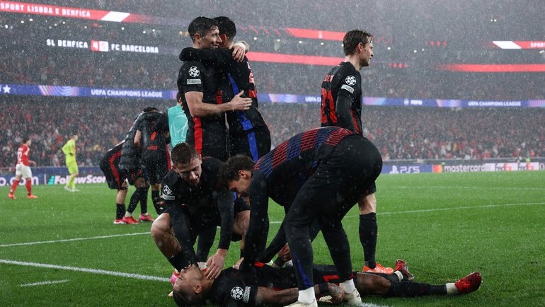    Футболисты «Барселоны» празднуют гол Рафиньи в матче Лиги чемпионов против «Бенфики» (5:4). Reuters