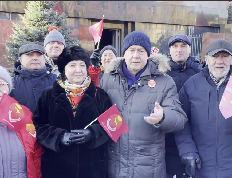 Н.Н. Платошкин и А.Е. Глазкова на Красной площади у мавзолея Ленина.