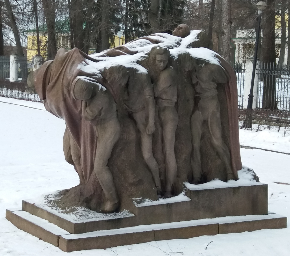 Ленина несут рабочие. памятник в Горках.