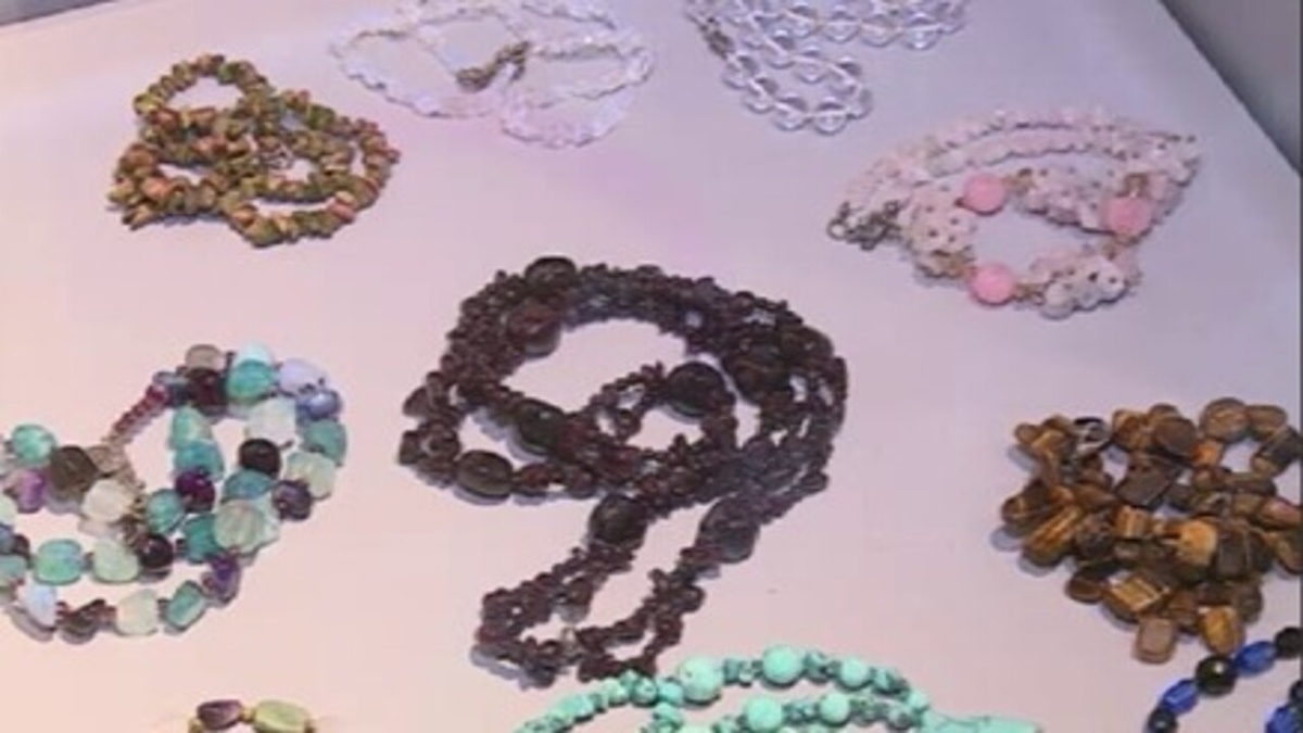    В Курском областном краеведческом музее открылась выставка "Мир самоцветов"