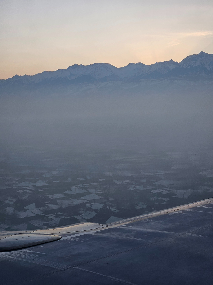 Утреняя дымка над городом Алматы.