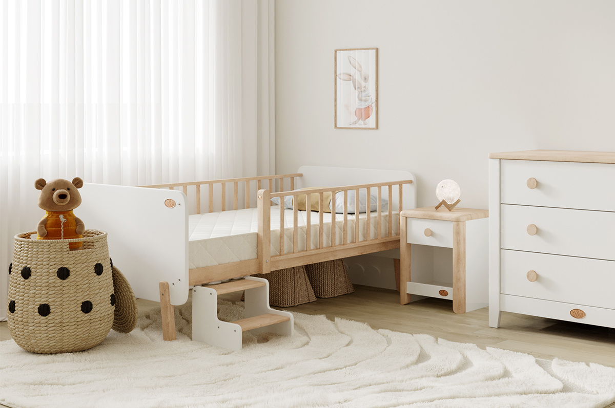 На картинке изображена детская кровать Boori Natty Bedside с деревянным каркасом и бортиками. Она имеет стильный дизайн и доступна в трёх разных цветах (Белый и Миндаль, Голубика и Миндаль, Вишня и Миндаль).