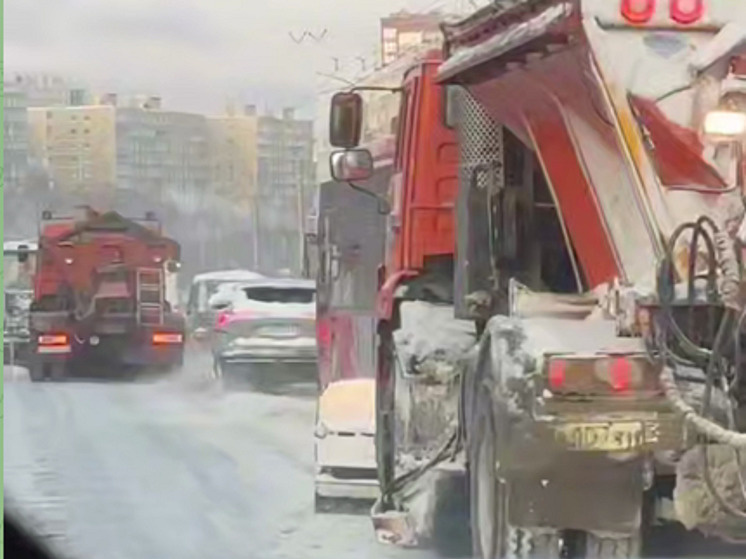     На улицах много снегоуборочной техники. ФОТО: скриншот видео официального телеграм-канала губернатора Мурманской области Андрея Чибиса
