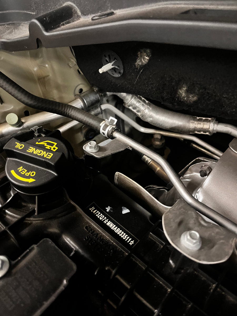 Наклейка с обозначением модели и номера двигателя.