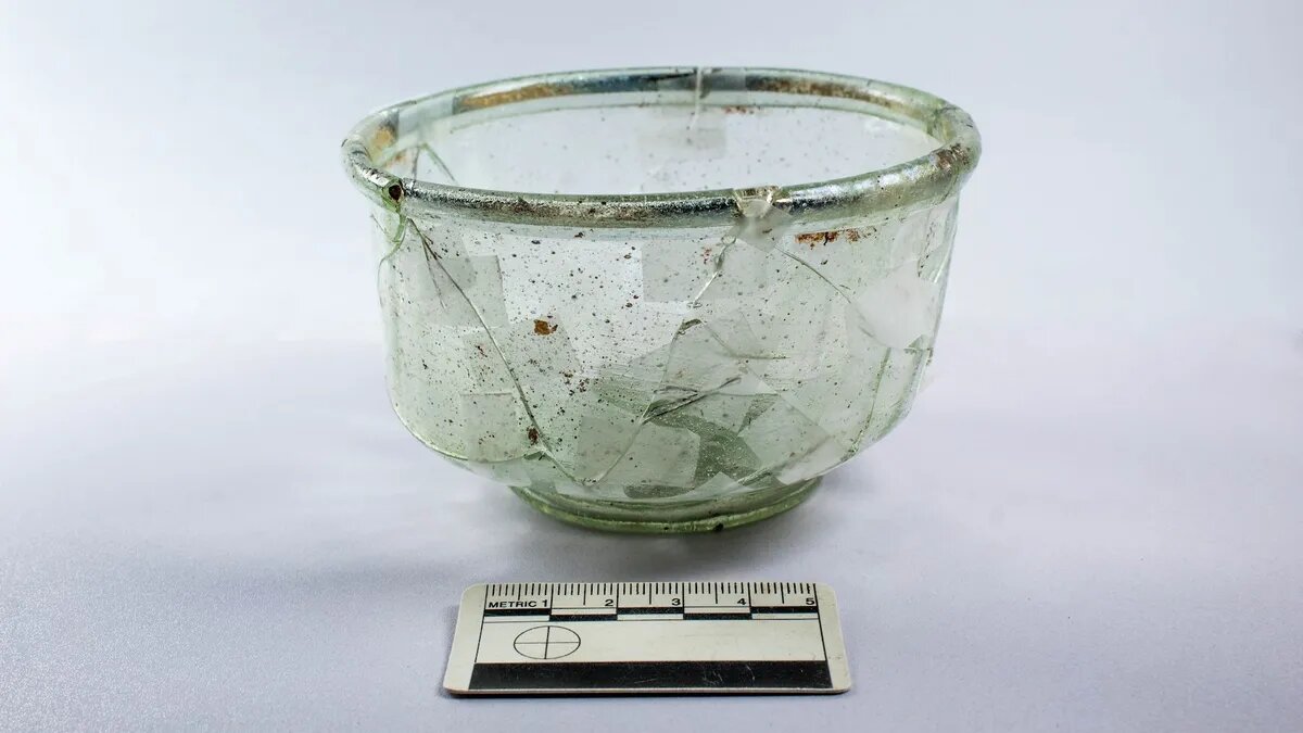 Стеклянный сосуд был единственным могильным товаром, найденным при гипсовом погребении.