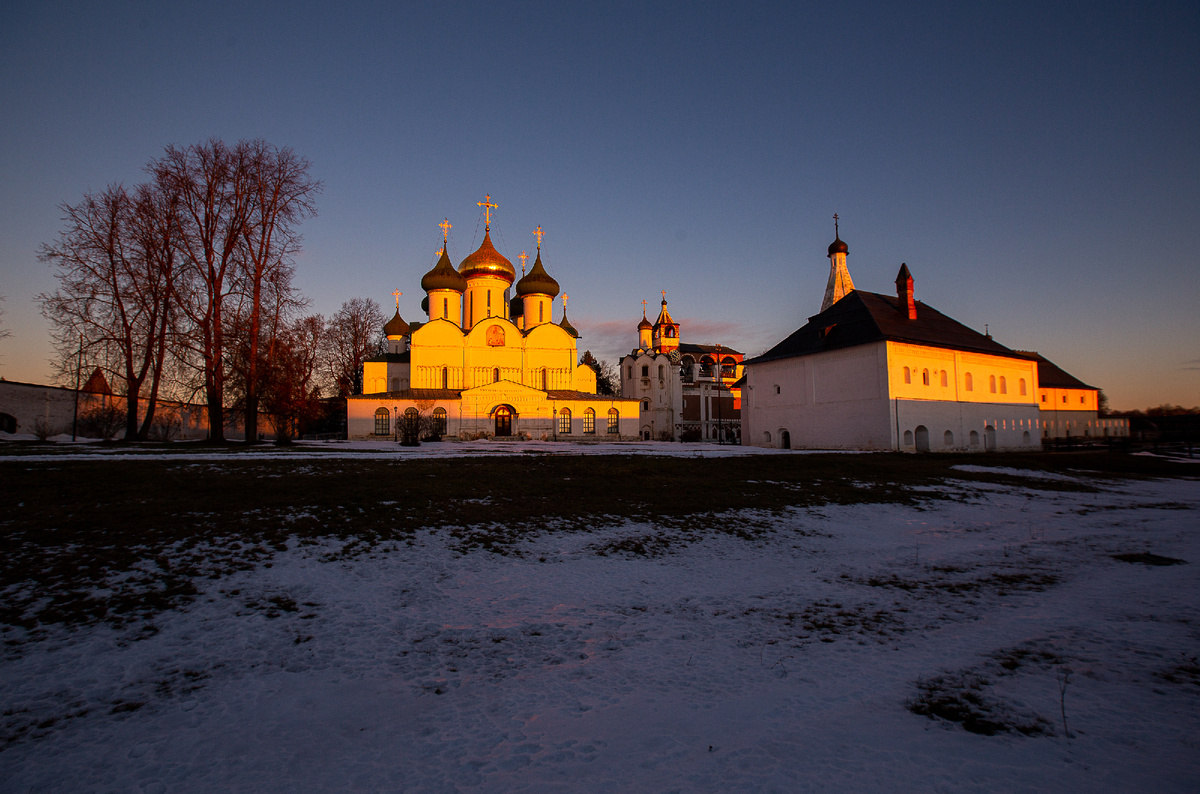 Спасо-Евфимиев монастырь (Спасо-Преображенский собор, Монастырская звонница с церковью Рождества Иоанна Предтечи, Трапезная Успенская церковь). Суздаль, Владимирская область. Фото автора статьи 