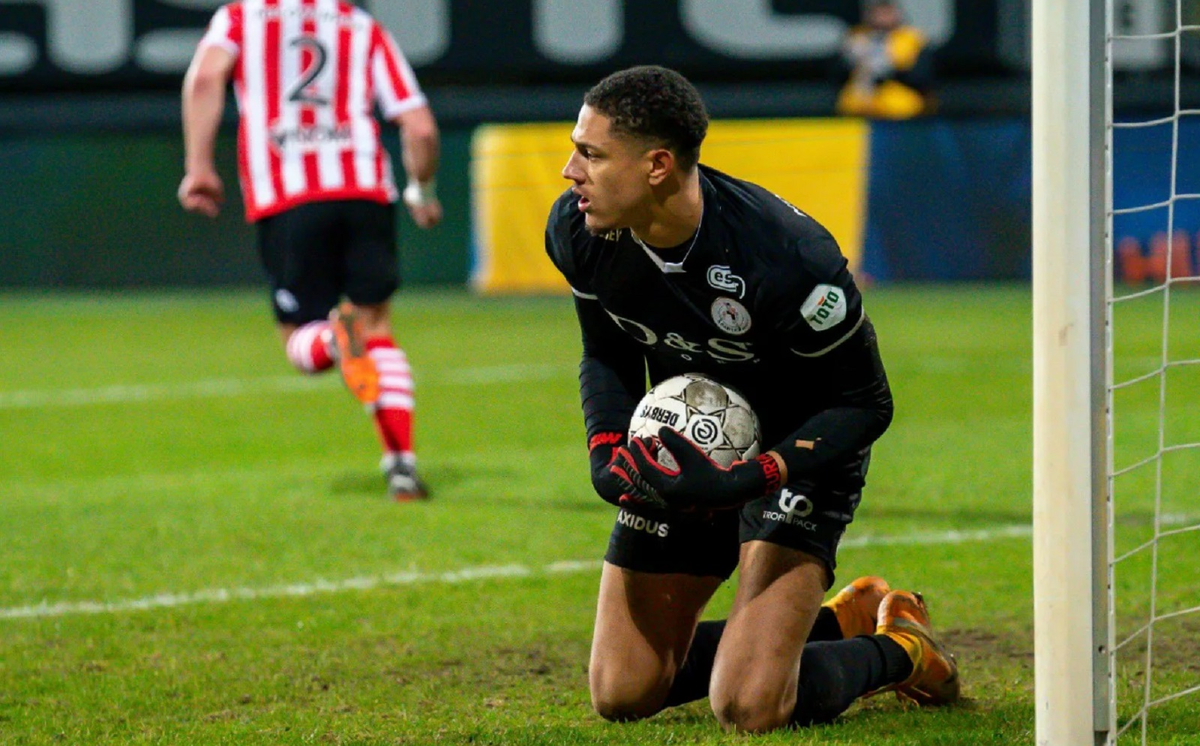 Мадука Эмилио Окойе — нигерийский футболист, вратарь клуба «Удинезе» и сборной Нигерии.