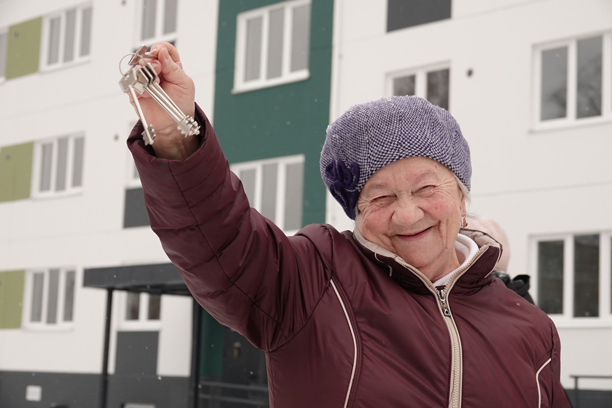    Ключи от квартир в новом доме под расселение аварийного жилья вручили в Суоярви. Фото: "Республика" / Максим Смирнов