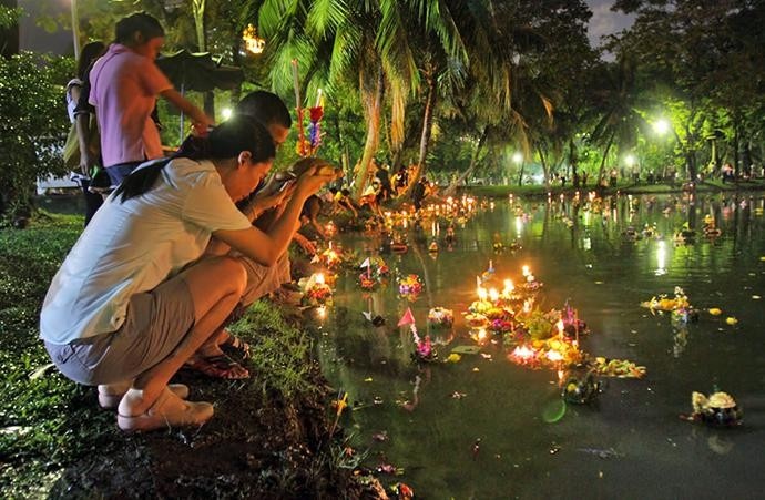фото: https://oneyearinthailand.com/articles/208-loy-kratong