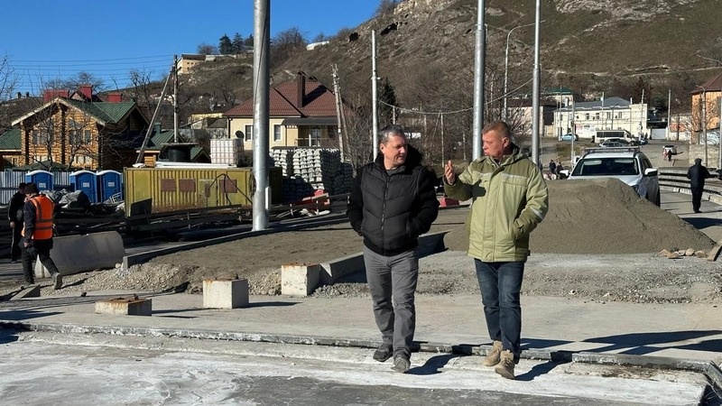   Партийный десант посетил мост через Подкумок Фото: пресс-служба регионального отделения «Единой России»