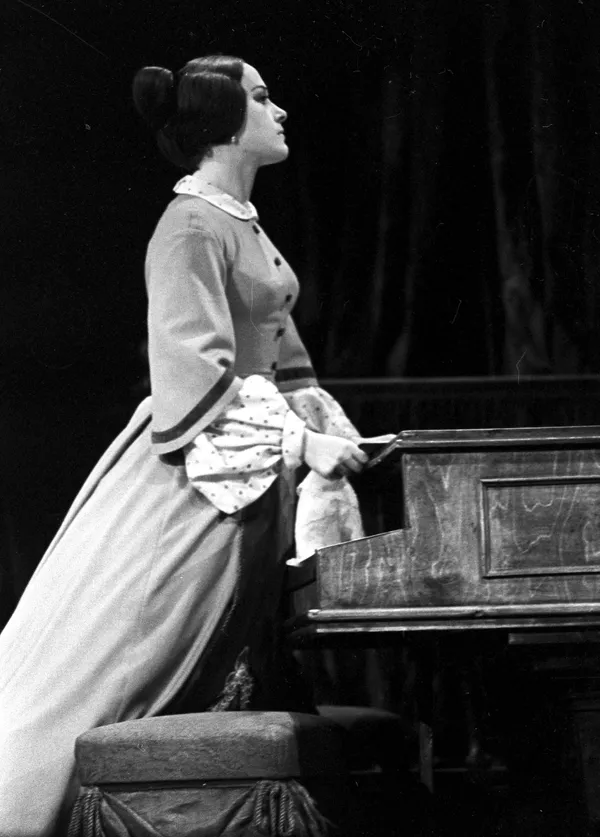 Валентина Талызина в роли Зинаиды в спектакле  «Дядюшкин сон» по повести Ф. М. Достоевского в постановке Государственного академического театра имени Моссовета. Фото: РИА Новости/Михаил Озерский