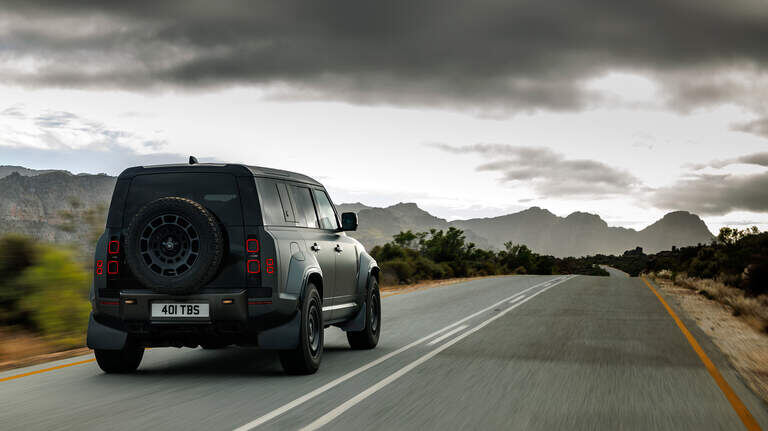 Хотя максимальная скорость составляет 160 км/ч, а не 250 км/ч, даже на скорости 90 км/ч вы часто чувствуете себя как на драг-стрипе.