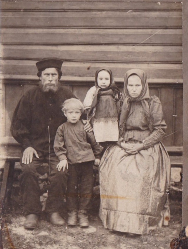 Лука Андреевич, Алёша, Шура и Мария Сергеевна Коткины. Г. Мезень, прим. 1917 год. 