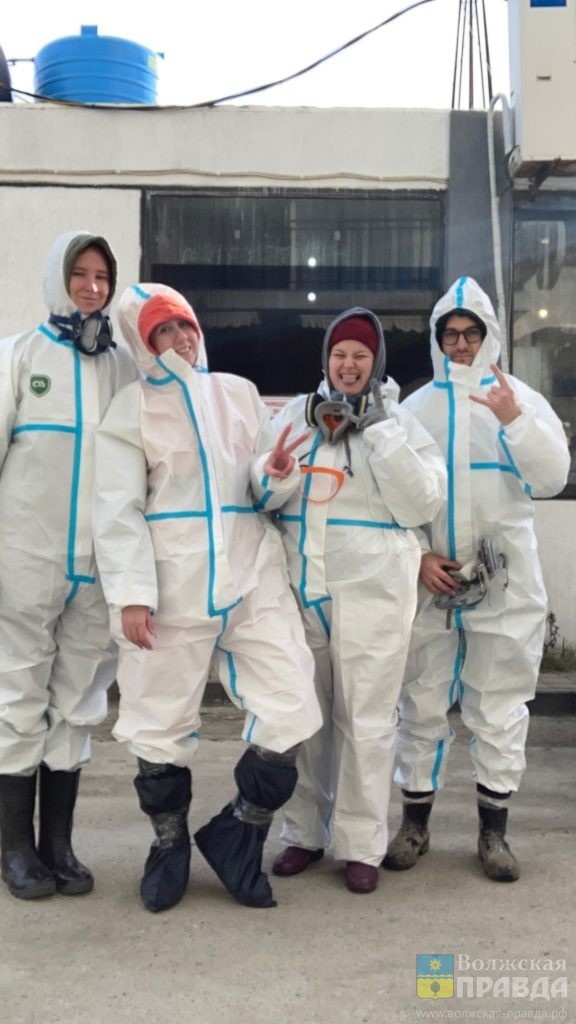 Екатерине приходилось с помощью скотча приматывать защитный костюм к сапогам, защищаясь от песка.📷    Волжанка приняла участие в ликвидации последствий крушения танкеров с нефтепродуктами
