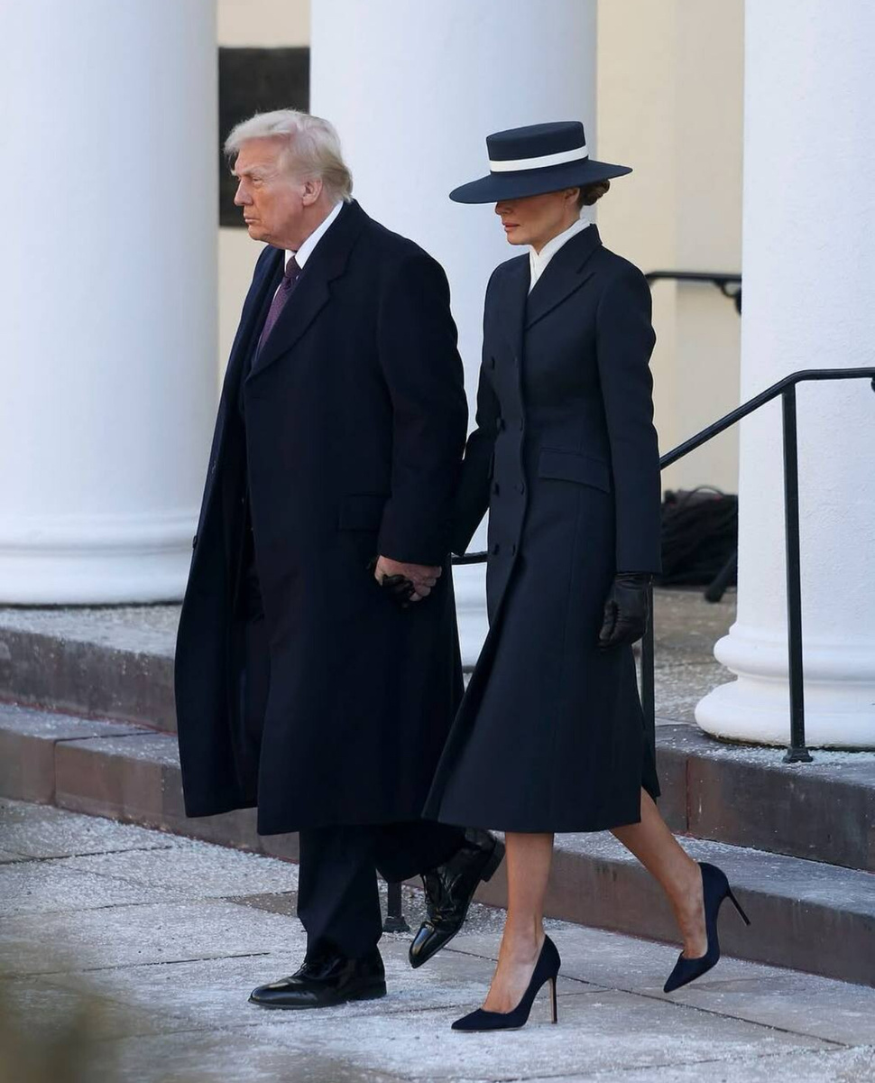 Какой синхрон, они идут нога в ногу. Я почти уверена, что шляпу ей подбирал муж. 