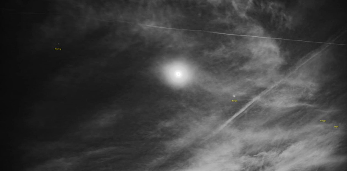 Во время солнечного затмения видно, что планеты «выстроены» по эклиптике. 8 апреля 2024 г. Фото А. Зайцева